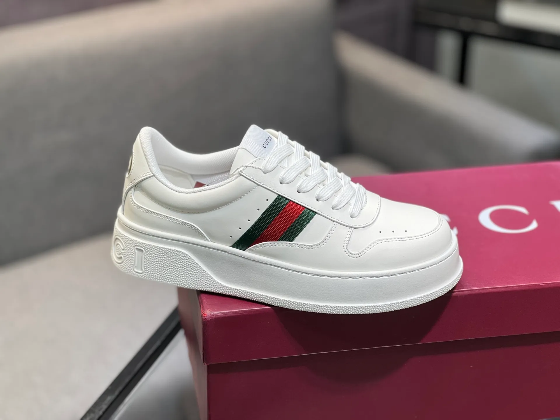 Men's men's shoes💰640 Gucci counter's latest couple's biscuit shoes‼ ️ 👑Purchasing agent level Gucci’s latest IP lightweight thick-soled white shoes can be put on your feet in seconds**4CM! ! Simple, easy to match and full of retro charm ~ the latest anti-counterfeiting cloth label on the tongue. And with electronic chip anti-counterfeiting.   The upper is made of imported environmentally friendly water-dyed calfskin, with a +1:1 fly-woven mesh surface to absorb sweat and an inner lining! Fly-knitted leather molded latex insole. Original IP lightweight outsole, one-piece injection molding, super comfortable and elastic, size: female 35-40 (female 41 customized) male 39-44 (male 38.45 46 customized)